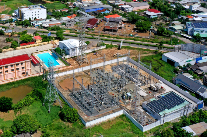 Tổng công ty đẩy mạnh công tác đầu tư xây dựng, đáp ứng nhu cầu tăng trưởng phụ tải trong 9 tháng đầu năm. Ảnh: EVNSPC