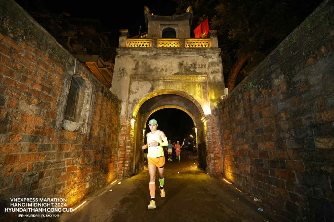 Runner Cát Tường tham gia VnExpress Marathon Hanoi Midnight 2023. Ảnh: VnExpress Marathon
