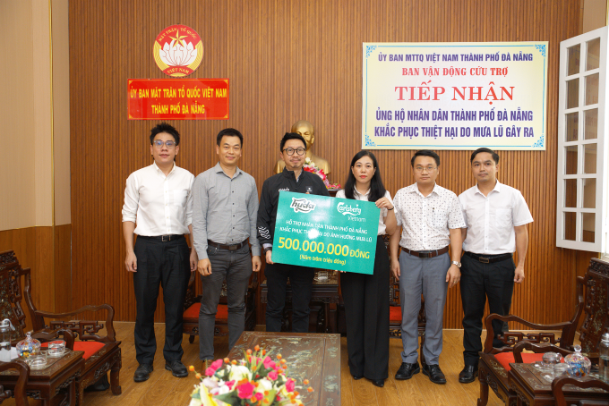 Ông Andrew Khan, Tổng Giám đốc Carlsberg Việt Nam trực tiếp trao tặng khoản hỗ trợ 500 triệu đồng cho bà Nguyễn Thị Thanh Phương – Phó Chủ tịch Ủy ban Mặt trận Tổ quốc Việt Nam thành phố Đà Nẵng