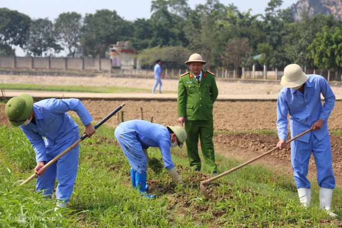 Học viên cai nghiện ma túy tại Cơ sở cai nghiện số 1 Thanh Hóa lao động dưới sự hướng dẫn của cán bộ công an. Ảnh: Phạm Dự