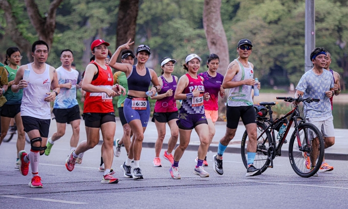 Runner của CLB Chay365 trong một buổi chạy dài hàng tuần tại Hồ Gươm, Hà Nội. Ảnh: Chay365 / Nghĩa Hoàng