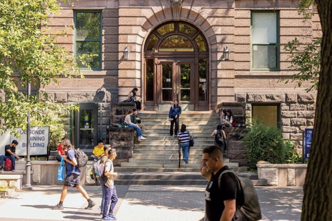 Khuôn viên Đại học Toronto, top 1 Canada. Ảnh: University of Toronto Fanpage