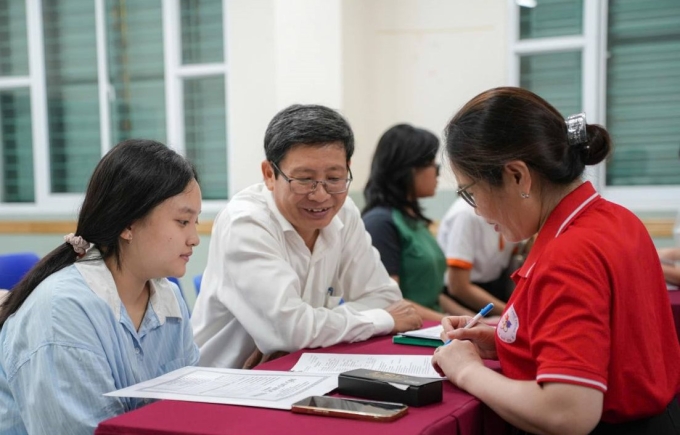 Phụ huynh và học sinh lớp 10 trường THPT Lê Quý Đôn làm thủ tục nhập học, tháng 7. Ảnh: THPT Lê Quý Đôn