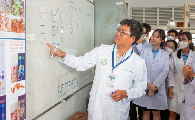 Giảng viên Đại học Y Dược TP HCM hướng dẫn sinh viên Campuchia học tập tại bộ môn Dược liệu - Dược học cổ truyền, tháng 9. Ảnh: Trường Dược - Đại học Y Dược TP HCM