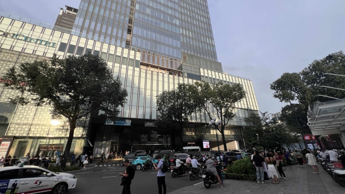 Đông người dân tập trung khu vực ngoài trung tâm thương mại Takashimaya, chiều 7/10. Ảnh: Minh Hoàng
