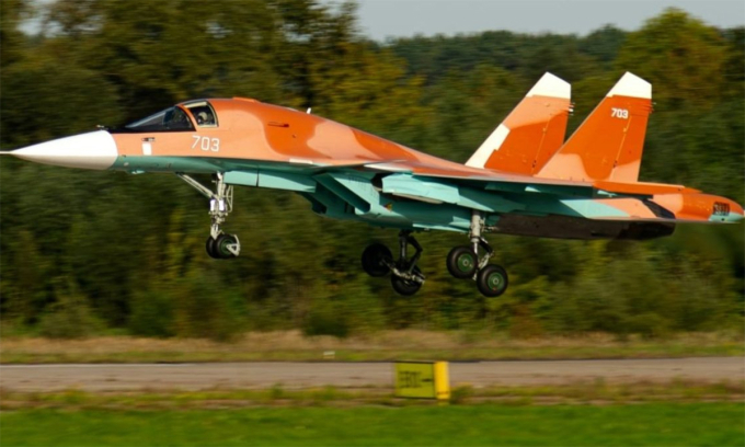 Tiêm kích bom Su-34 với họa tiết ngụy trang màu cam xuất hiện tại sân bay Zhukovsky ở tỉnh Moskva, Nga hồi tháng 8. Ảnh: EurAsian Times