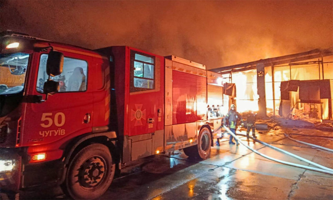 Lính cứu hỏa Ukraine dập tắt một đám cháy ở tỉnh Kharkov sau vụ tập kích đêm 29/10. Ảnh: DSNS Ukraine