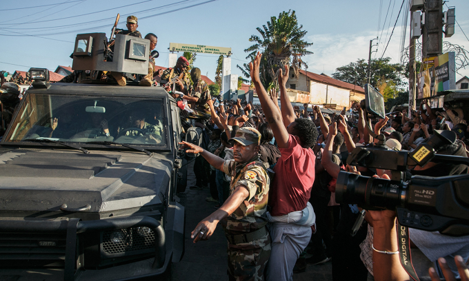 Người biểu tình chào đón binh sĩ Madagascar ở thủ đô Antananarivo ngày 11/10. Ảnh: AFP