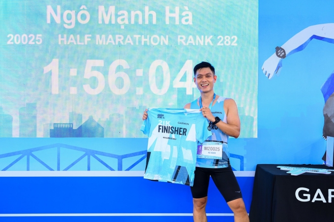 Mạnh Hà vừa hoàn thành cự ly 21km của Garmin Run Vietnam 2025 với thành tích 1 giờ 56 phút 4 giây. Ảnh: NVCC