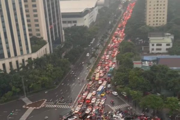 Hà Nội Mưa Lớn: Bất lực với Cảnh ‘Đèn Xanh Không Nhúc Nhích’