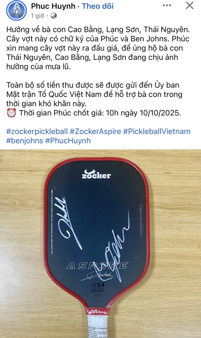 Phúc Huỳnh đấu giá vợt có chữ ký của tay vợt Ben Johns để ủng hộ đồng bào vùng lũ.