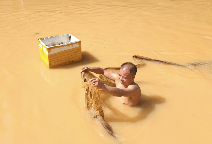 Người dân Nghĩa Hưng, Bắc Ninh sống chung với lũ ngày 11/10 (Bắc Giang cũ). Ảnh: Trung Đào