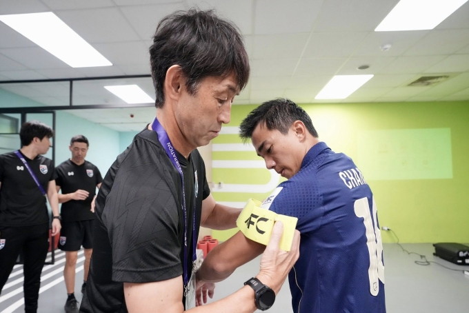 HLV Masatada Ishii đeo băng thủ quân cho tiền vệ Chanathip Songkrasin trước trận Thái Lan thắng Đài Loan 6-1. Ảnh: FAT