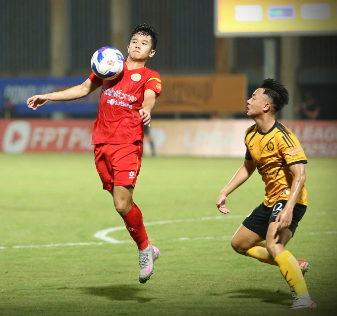 Hậu vệ Võ Anh Quân (áo đỏ) góp một bàn và một kiến tạo giúp PVF-CAND hòa Thanh Hóa 2-2 ở vòng 7 V-League 2025-2026 trên sân Trung tâm đào tạo bóng đá trẻ PVF, Hưng Yên ngày 19/10/2025. Ảnh: PVF-CAND