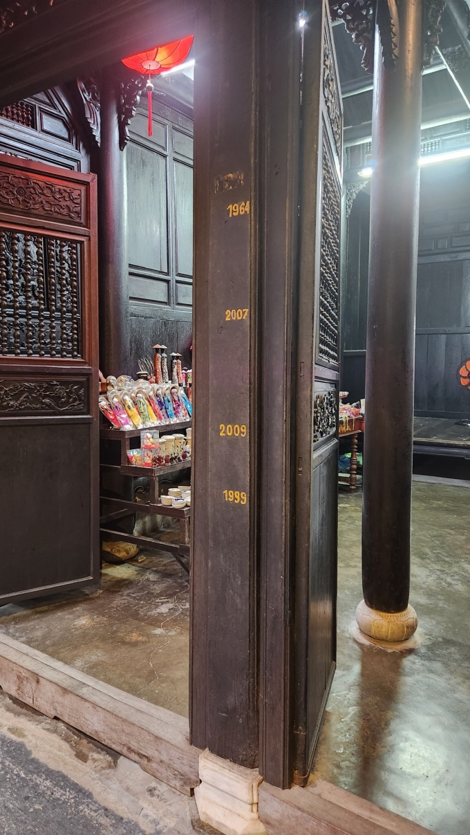 Vách gỗ ghi lại mực nước của các trận lụt lịch sử tại Hội An. Ảnh: Huyền Viết