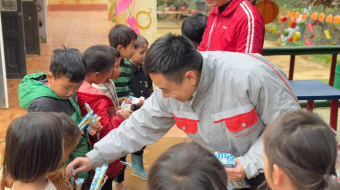 Cán bộ Viettel Construction tặng quà cho các em nhỏ vùng cao. Ảnh: Viettel Construction