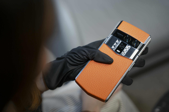 Thiết kế mặt lưng Vertu Agent Q. Ảnh: Vertu