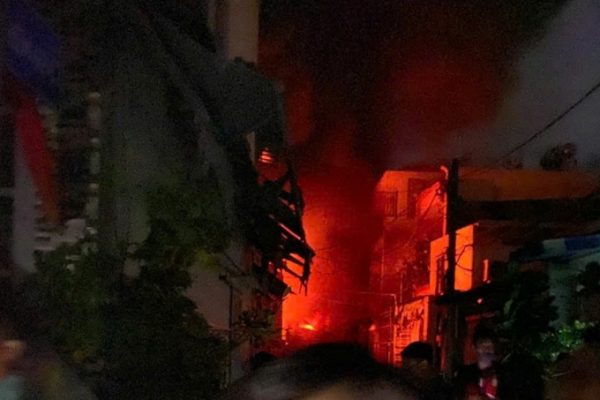 Cháy lớn kho phế liệu khu dân cư TP HCM: Nguy cơ lan rộng