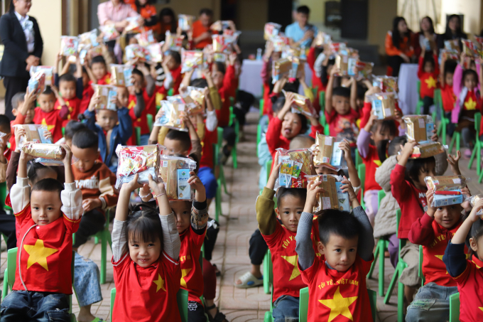 Học sinh trường mầm non Tân Hương, Nghệ An hứng khởi khi nhận quà động viên. Ảnh: Đức Hùng