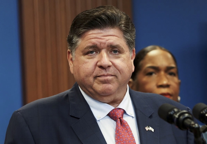 Thống đốc Illinois JB Pritzker phát biểu tại Chicago hồi tháng 9. Ảnh: Reuters