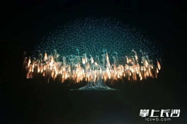 Trung Quốc: Màn trình diễn drone và pháo hoa kỷ lục gây sốt