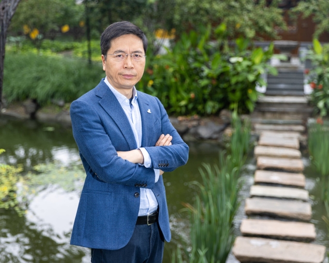 Song-Chun Zhu trong khu vườn bên ngoài văn phòng của mình tại Đại học Bắc Kinh, ngày 10/7/2025. Ảnh: Sean Gallagher/The Guardian