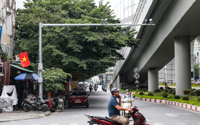 Những hành vi như nghe điện thoại khi lái xe, vượt đèn đỏ, không mũ bảo hiểm... sẽ được camera AI ghi lại, chuyển về trung tâm. Ảnh: Việt An