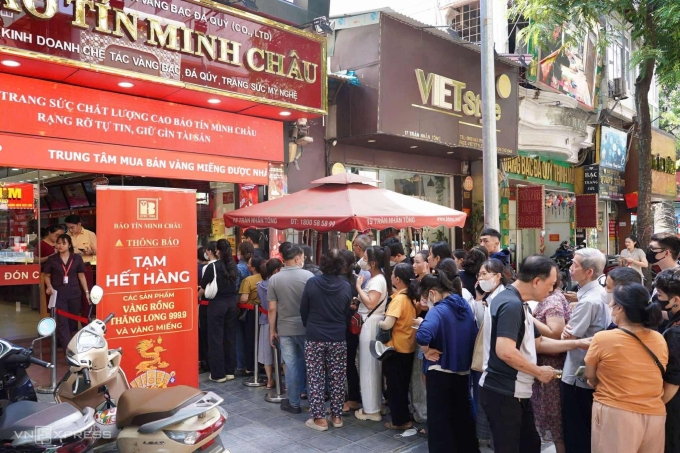 Người dân xếp hàng mua vàng tại Bảo Tín Minh Châu, Trần Nhân Tông, Hà Nội, ngày 17/10. Ảnh: Hoàng Giang