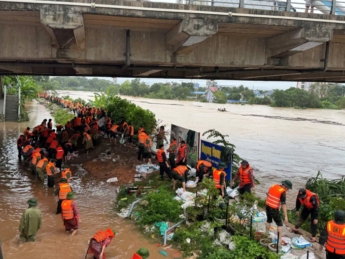 Công an tỉnh Thái Nguyên hộ đê sông Cầu. Ảnh: Công an tỉnh Thái Nguyên
