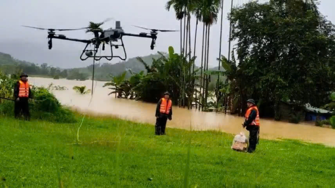 Quân khu 5 dùng drone tiếp tế lương thực cho dân bị cô lập. Ảnh: Quân khu 5