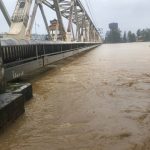 Lũ miền Trung: Tàu Bắc – Nam ngừng chạy vì ngập lụt
