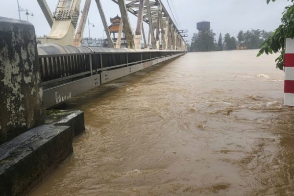 Lũ miền Trung: Tàu Bắc – Nam ngừng chạy vì ngập lụt