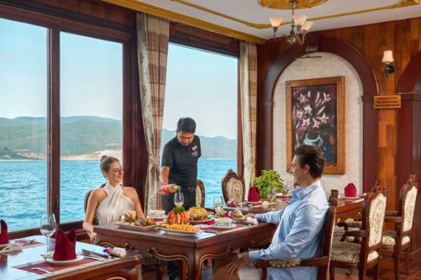 Vì sao khách du lịch đến Việt Nam giảm? Phân tích thị trường