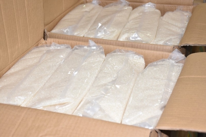 Gạo xuất xứ Việt Nam ngụy trang trong các thùng carton nhãn đậu xanh tại Osaka, Nhật Bản, ngày 8/8. Ảnh: Asahi