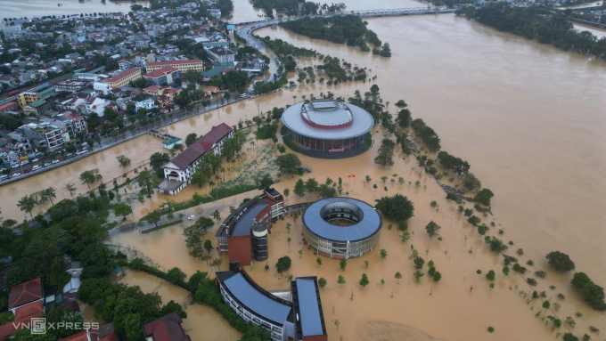 Lũ sông Hương tại TP Huế sáng 28/10. Ảnh: Võ Thạnh