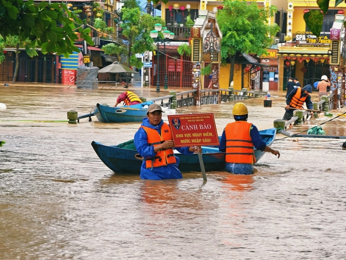 Phố cổ Hội An ngập lũ, sáng 27/10. Ảnh: Trung Đào