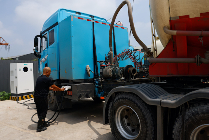 Một tài xế đang sạc chiếc xe tải điện hạng nặng Sany tại trạm sạc ở tỉnh Hà Bắc (Trung Quốc), tháng 7/2025. Ảnh: Tingshu Wang