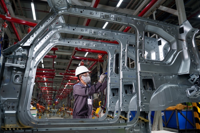 Công nhân làm việc trong nhà máy sản xuất VinMetal. Ảnh: Vingroup