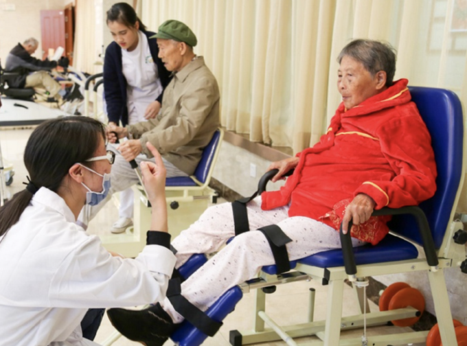 Người dân tại Quý Châu, Trung Quốc đến các trung tâm chăm sóc sức khỏe ngay gần nhà để khám bệnh, tháng 6/2024. Ảnh: Nhân dân nhật báo online