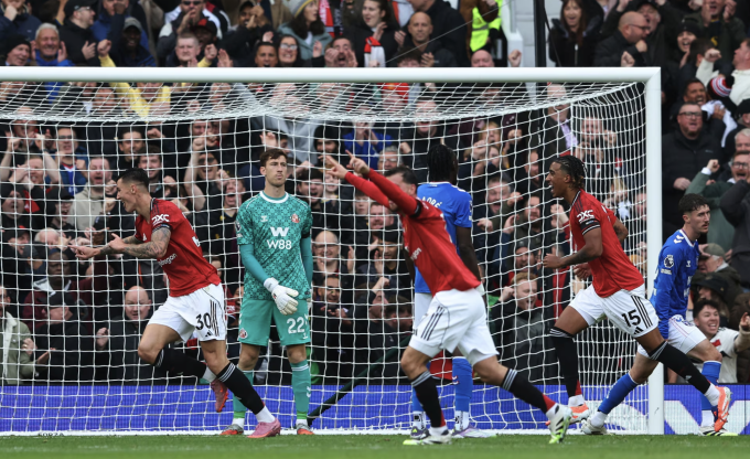 Benjamin Sesko (số 30) ăn mừng sau khi ghi bàn trong trận Man Utd thắng Sunderland ở Ngoại hạng Anh, ngày 4/10/2025 trên sân Old Trafford, Manchester. Ảnh: Reuters
