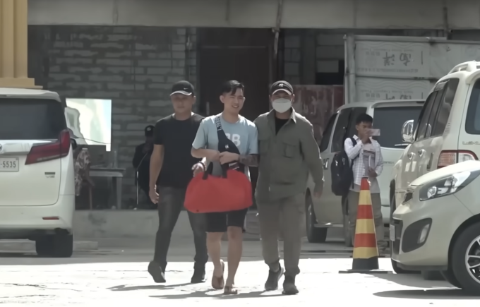 Quốc Cường (đứng giữa) được các thành viên giải cứu khỏi công ty lừa đảo ở Phnôm Pênh, Campuchia, tháng 6/2022. Ảnh: Phong Bụi