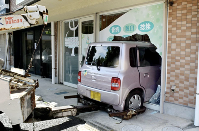 Một vụ tai nạn năm 2021 do tài xế cao tuổi gây ra tại một nhà ở Matsudo, tỉnh Chiba. Ảnh: Asahi Shimbun