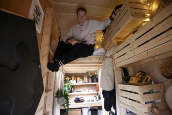 Tiết Kiệm Tiền Nhà: Sống Trong Thùng Rác Cải Tạo