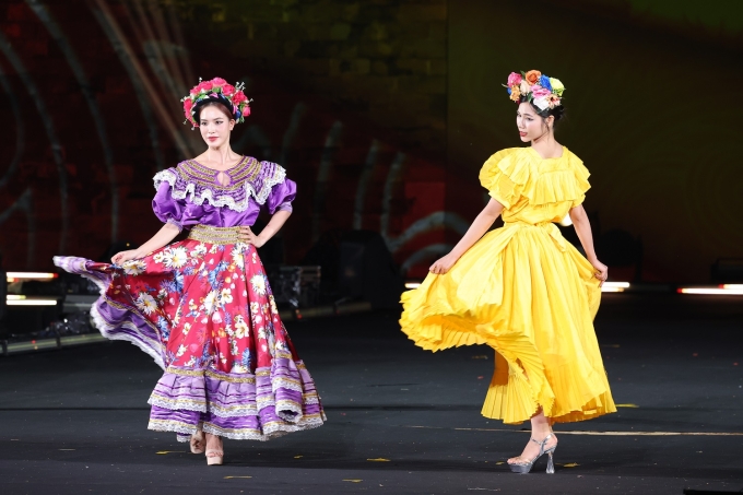 Show trình diễn thời trang Bước chân Di sản tối 11/10. Ảnh: BTC