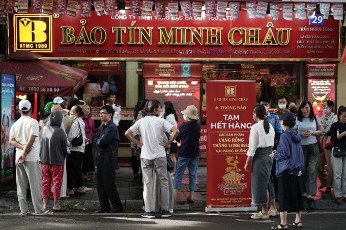 Người dân xếp hàng chờ đợi trước cơ sở Bảo Tín Minh Châu (Hà Nội) ngày 16/10. Ảnh: Hoàng Giang