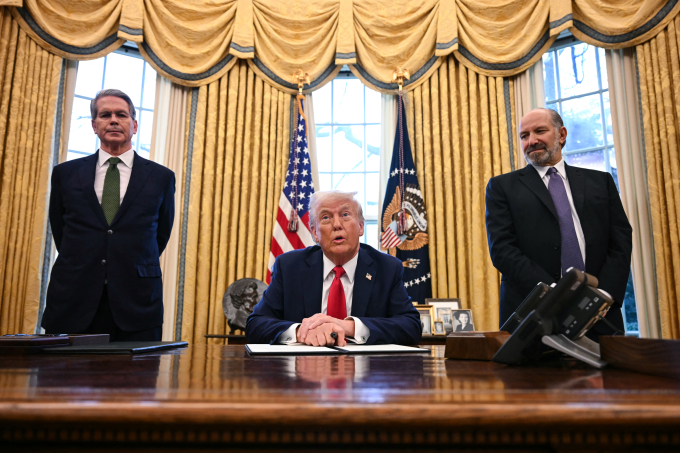 Tổng thống Donald Trump (giữa), Bộ trưởng Tài chính Scott Bessent và Bộ trưởng Thương mại Howard Lutnick tại Nhà Trắng ngày 3/2. Ảnh: AFP