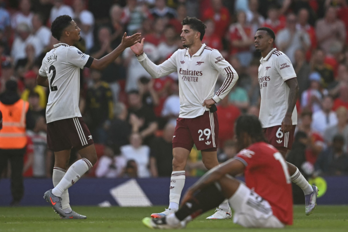 Trung vệ William Saliba (trái) bắt tay tiền đạo Kai Havertz sau trận Arsenal thắng Man Utd 1-0 ở vòng 1 Ngoại hạng Anh ngày 17/8/2025 trên sân Old Trafford, Manchester. Ảnh: AFP