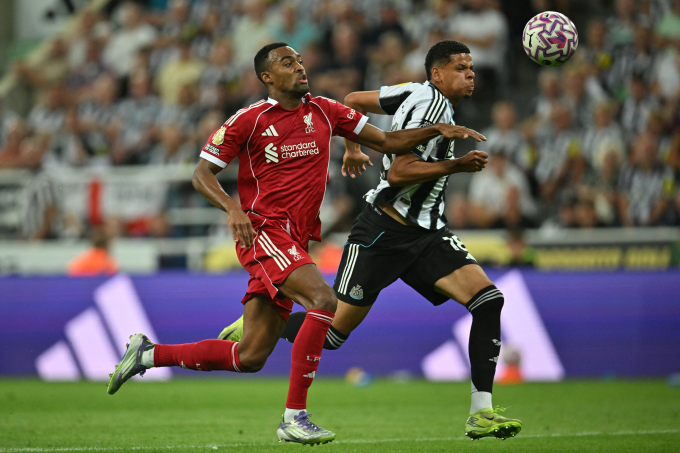 Tiền vệ Ryan Gravenberch (áo đỏ) truy cản tiền đạo William Osula trong trận Liverpool thắng chủ nhà Newcastle 3-2 ở vòng 1 Ngoại hạng Anh trên sân St James Park, Newcastle-upon-Tyne ngày 25/8/2025. Ảnh: AFP