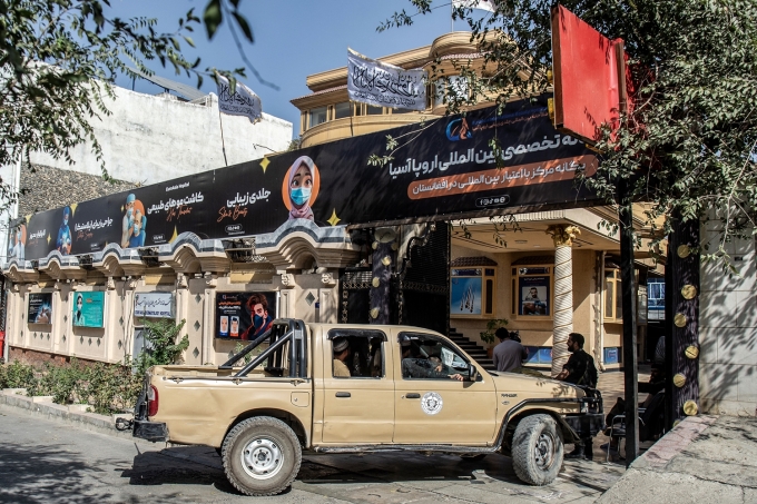 Xe ôtô đỗ trước cửa một phòng khám thẩm mỹ ở Kabul ngày 31/8. Ảnh: AFP