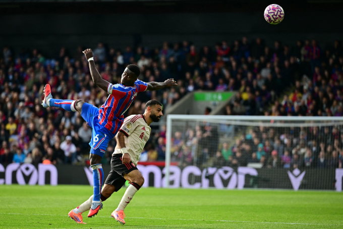 Tiền vệ Crystal Palace Marc Guehi tì đè Mo Salah trong trân thắng Liverpool 2-1 ở Ngoại hạng Anh trên sân Selhurts Park ngày 27/9/2025. Ảnh: AFP